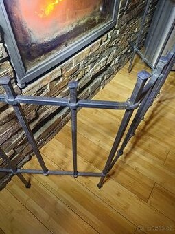 Kovaná zábrana před krb