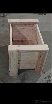 Dřevěný truhlík,vyvyseny záhon