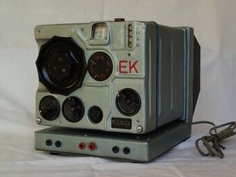 Německý vojenský přijímač FuG E10 z druhé světové války.