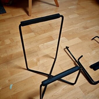 Skládací stojan na repro bedny