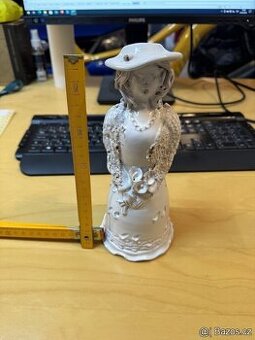 Dekorativní figurka v bílém provedení - hezký stav