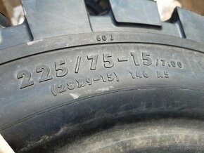 Nové plnopryžové pneumatiky Continental 225x75x15