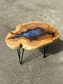 Odkládací stolek z epoxidové pryskyřice