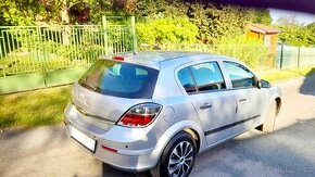 Jako nová zachovalá Opel Astra 1.6 16V velice málo jetá