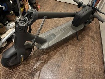 Prodám Xiaomi Mi Electric Scooter 1S + příslušenství