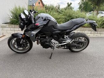 Bmw F 900 R 77kw rv:2021/2 lehce poškozena.