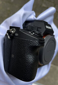 Skvělý Sony Alpha 7 III včetně zoom objektivu FE 24-105 mm F