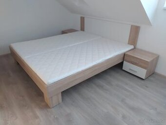Postel s nočními stolky, roštem a matracemí nová