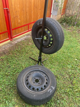 Stojanový držák pneumatik