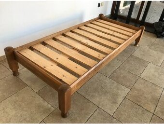 Dřevěná masivní postel