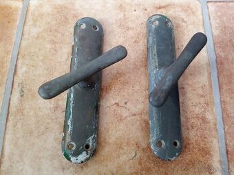 Staré okenní kování