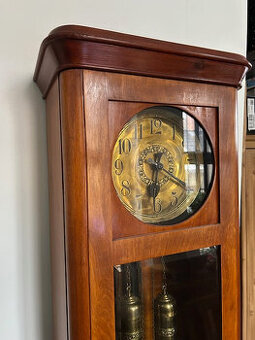 Podlahové hodiny Gustav Becker okolo roku 1920.