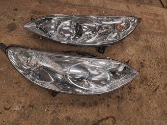 Přední světla Peugeot 407.Rok stará, Cena je za 1 kus 1890kč