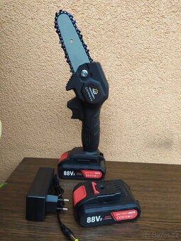 Ruční pilka do ruky na baterii