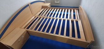 Moderní dvoulůžko se stolky a rošty - VÝHODNĚ