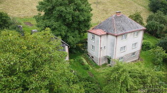 Prodej dvougeneračního domu 2×3+1 s rozsáhlým pozemkem – Tři