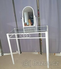 Skleněný toaletní stolek