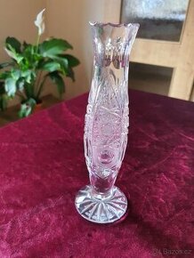 Váza z broušeného skla