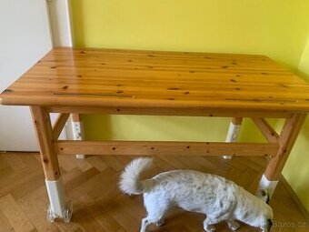 Dřevěný rostoucí psací stůl s polohovací deskou