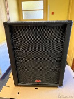 pasivní reproduktor značky Stagg, model 512.