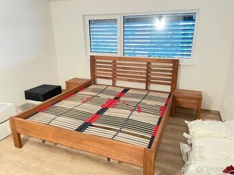 Postel, noční stolky, police