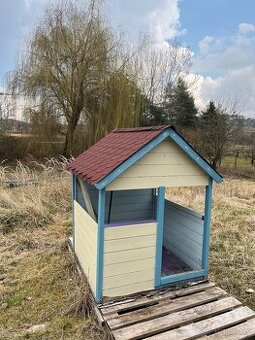 Dřevěný dětský domek na zahradu nebo terasu