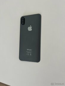 Sklo zadního housingu iPhone xs.