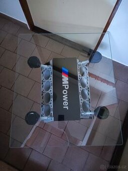 Konferenční stolek z bloku motoru V8..