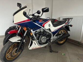 HONDA VF 750 F - 1