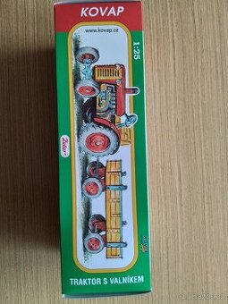 Traktor s valníkem červený