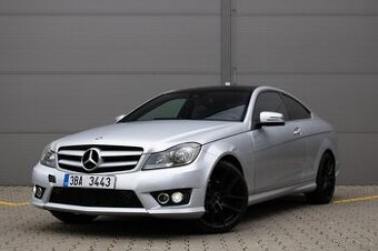 Krásný Mercedes-Benz C 250 Coupé s benzínovým motorem