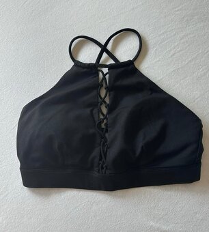 ALO YOGA černá sportovní podprsenka