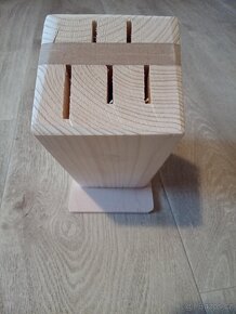 Nový dřevěný stojan/blok  na nože