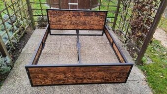 Masivní Postel z Oceli a Dřeva