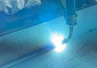 Zakladání materiálu pro robotické svařování