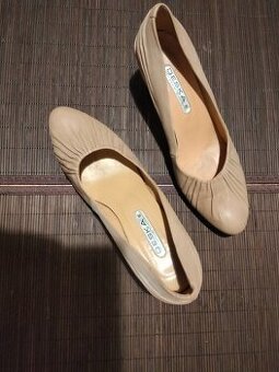 Elegantní kožené lodičky na klínku