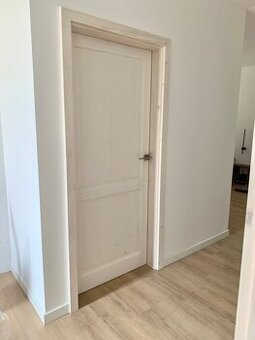 Lakované smrkové masivní dveře včetně zárubní a kování