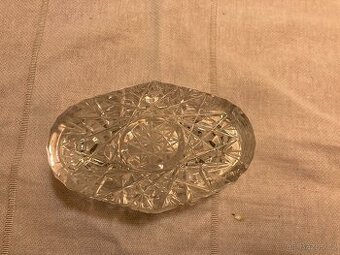 dóza s víkem z broušeného skla