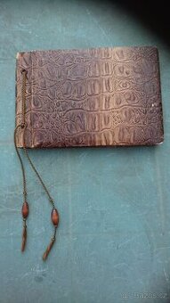 cca 100 let staré album z krokodýlí kůže