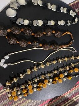 Staré náhrdelníky z bižuterie , jeden přírodní materisl