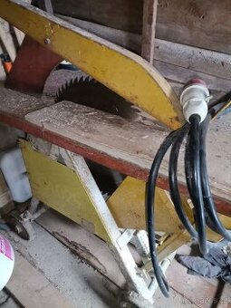 Silná okružní pila s kolébkou na kulatinu +náhradní pilový k