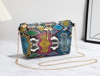 Krásná kabelka se zlatým řetízkem