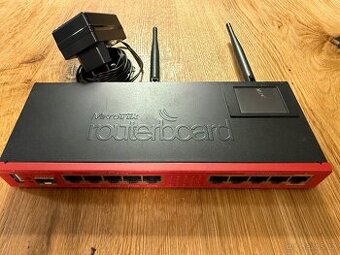 MikroTik RB2011UiAS-2HnD-IN – téměř nepoužívaný, zdroj