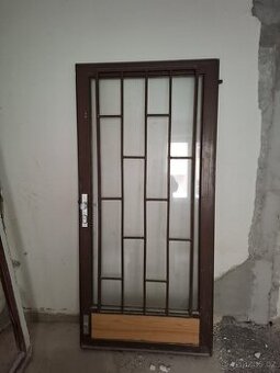 Prosklené kovové dveře