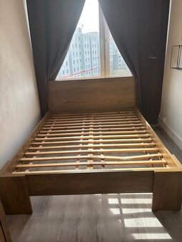 Postel z dubového dřeva