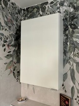 IKEA bílá závěsná koupelnová skříňka
