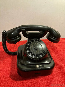 Starožitný telefon.