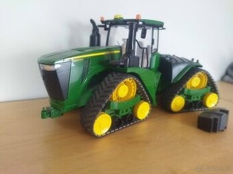 Pásový traktor John Deere