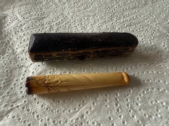 Starožitná špička na cigarety .