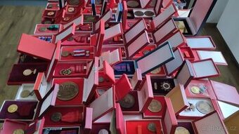 Prodám medaile, vyznamenání a plakety od roku 1945